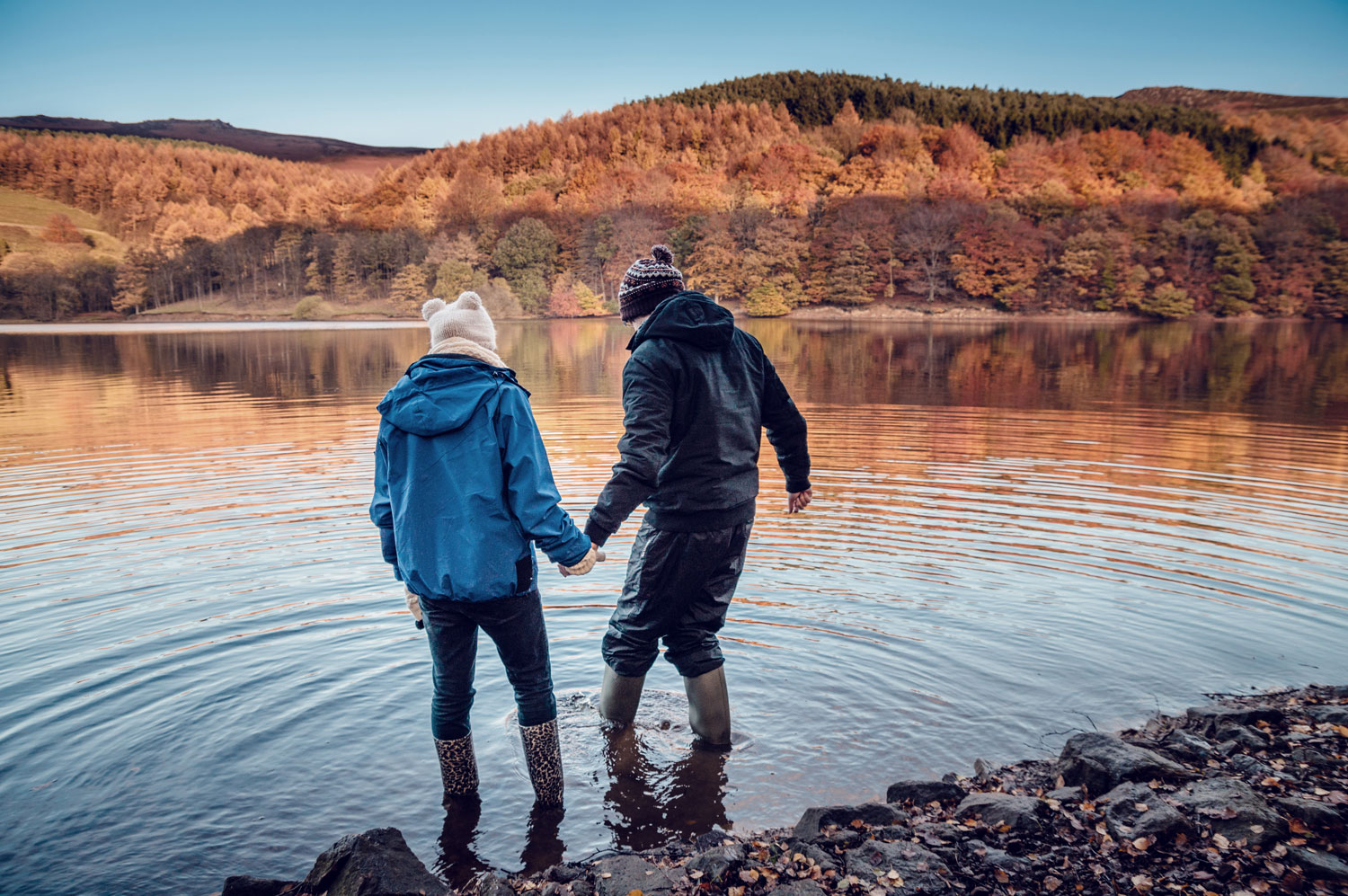 Couple-standing-af-lake