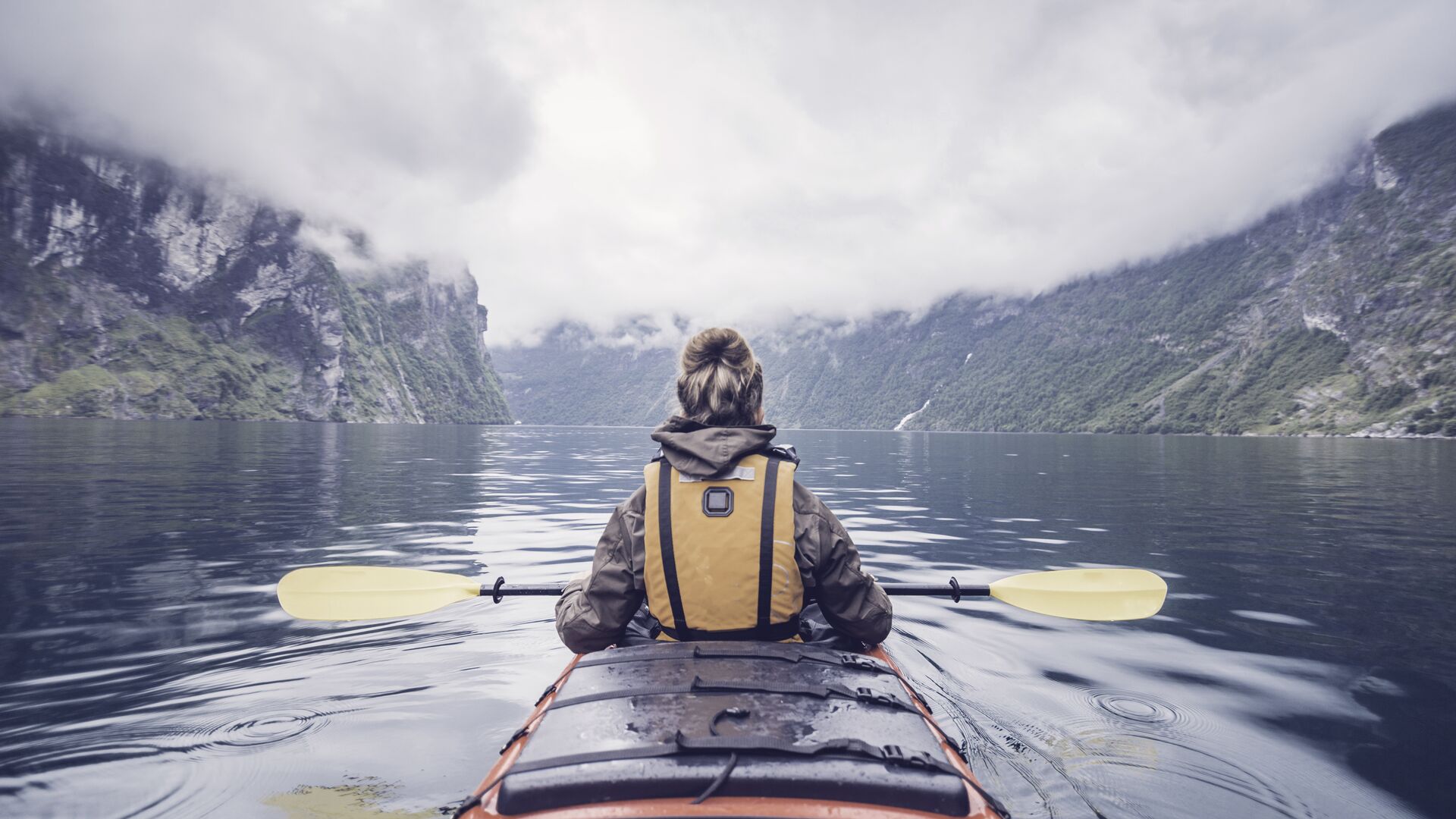 woman-kayaking-in-fjord-in-norway