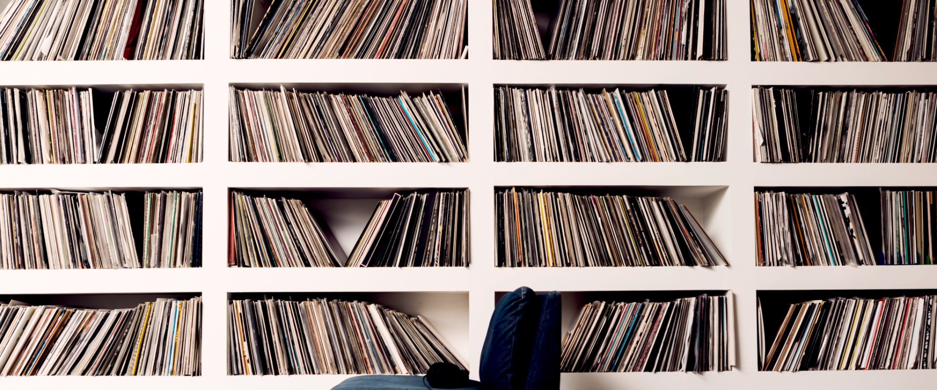 En mycket stor samling vinylskivor i en bokhylla.