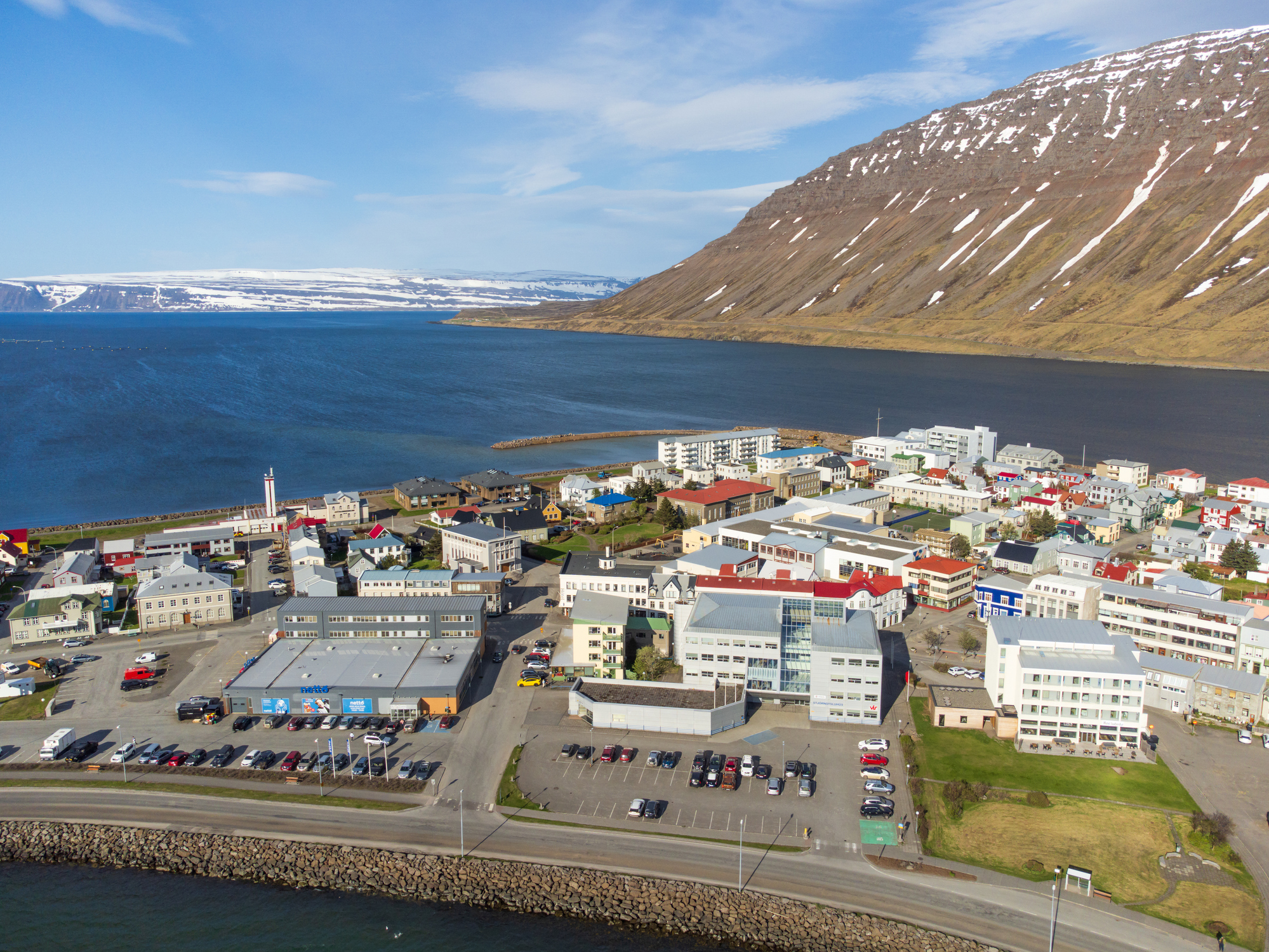 Udsigt over byen Ísafjörður på Færøerne