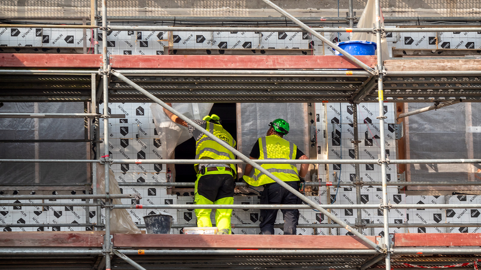To bygningsarbejdere på en byggeplads i Aarhus – havnebyen i det østlige Jylland i Danmark.