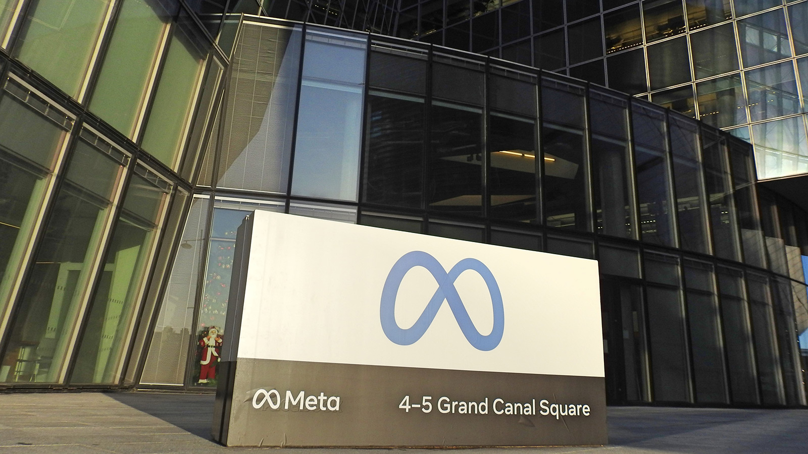 Meta og Facebooks europæiske hovedkvarter på Grand Canal Square i Dublin, fotograferet den 10. december 2021.