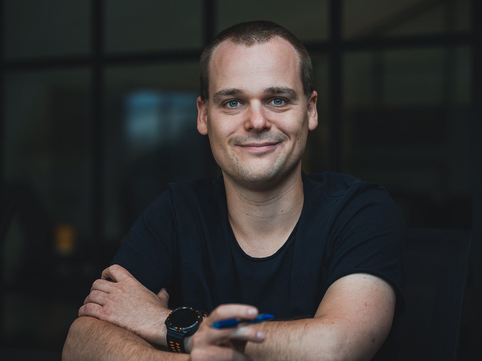 Glad Teknik er grundlagt af Mathias Emil Nielsen, der med sin passion for teknologi og et hjerte, der banker for socialt ansvar, så en mulighed for at skabe en virksomhed, der kunne forene disse to verdener.