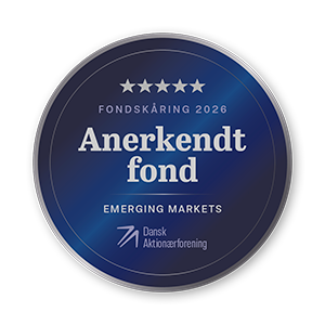 En illustration af en mørkblå medalje med sølvkant og fem sølvfarvede stjerner øverst. På medaljen står teksten: Fondskåring 2026, Anerkendt fond, Emerging Markets. Nederst på medaljen ses logoet for Dansk Aktionærforening.