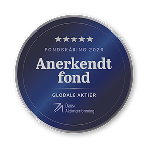 En illustration af en mørkblå medalje med sølvkant og fem sølvfarvede stjerner øverst. På medaljen står teksten: Fondskåring 2026, Anerkendt fond, Globale Aktier. Nederst på medaljen ses logoet for Dansk Aktionærforening.