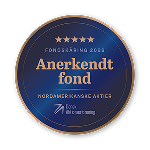 En illustration af en mørkblå medalje med guldkant og fem gyldne stjerner øverst. På medaljen står teksten: Fondskåring 2026, Anerkendt fond, Nordamerikanske Aktier. Nederst på medaljen ses logoet for Dansk Aktionærforening.