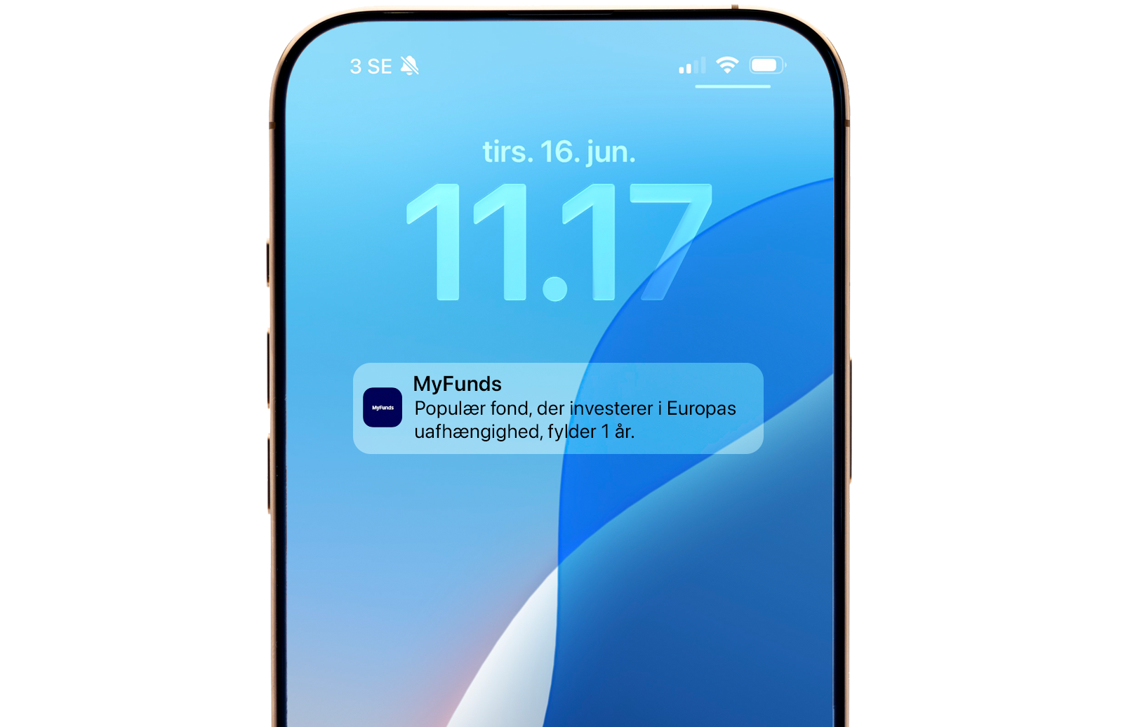 Et foto af en smartphone på låseskærmen med en notifikation fra appen MyFunds. Skærmen viser datoen "tirs. 16. jun." og klokken 11.17. Notifikationen har MyFunds-logoet og teksten "MyFunds. Populær fond, der investerer i Europas uafhængighed, fylder 1 år."