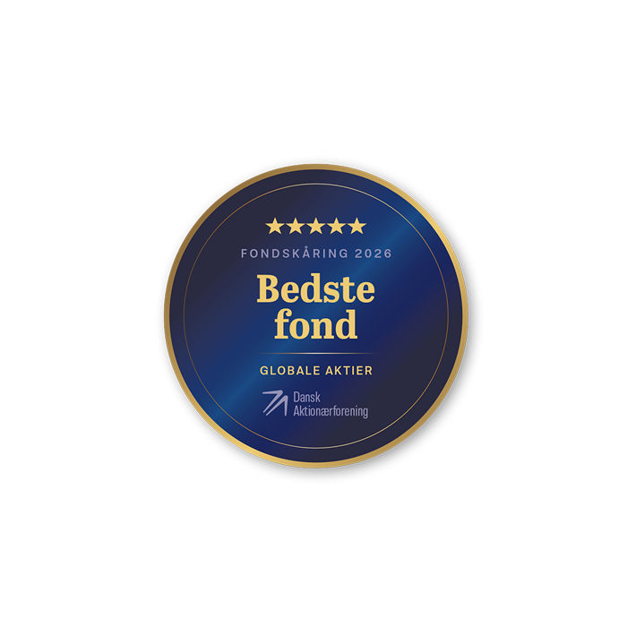 Rundt badge i guld og marineblå med fem guldstjerner øverst. Teksten lyder: Fondskåring 2026, Bedste fond, Globale Aktier. Nederst ses logoet for Dansk Aktionærforening.