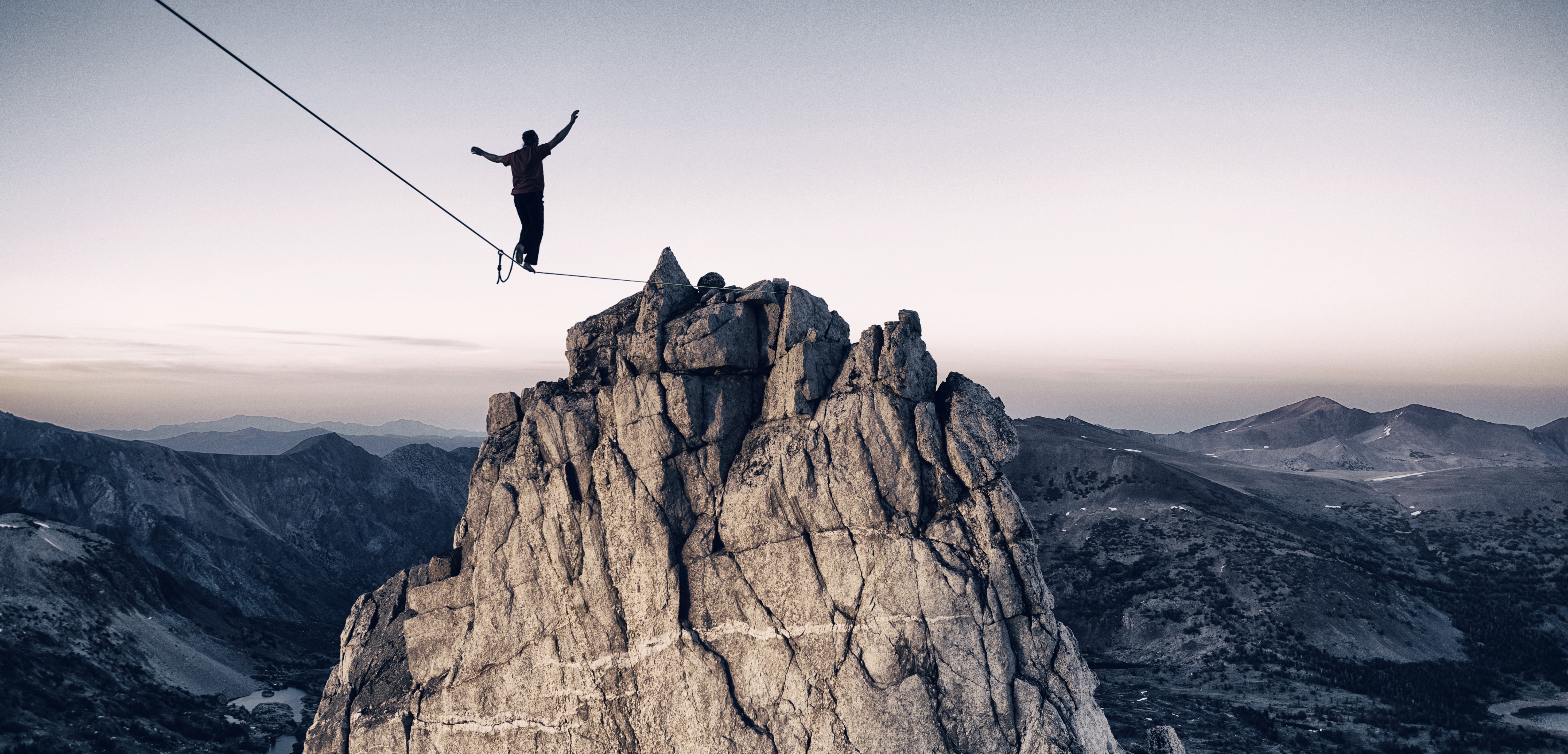 slackline-high-in-the-mountains