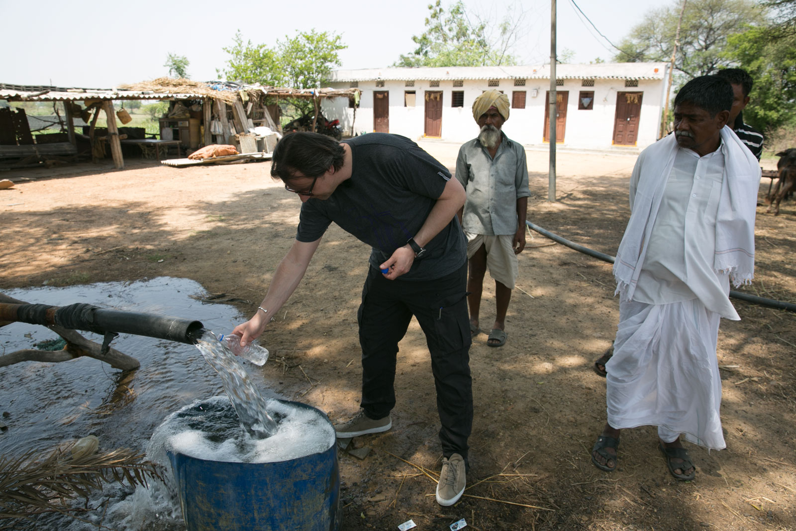  Aktivt ejerskab: Nordea tager en vandprøve fra en brønd i Hyderabad, India. 