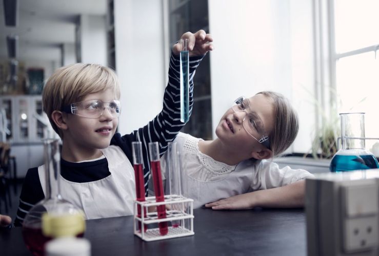 Tyttö_ja_poika_laboratoriossa