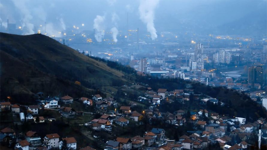Feltbesøg i Bosnien: Zenica omspændt af røg