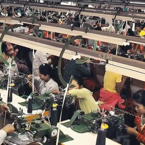 Tekstiiliteollisuuden työoloja tarkastamassa