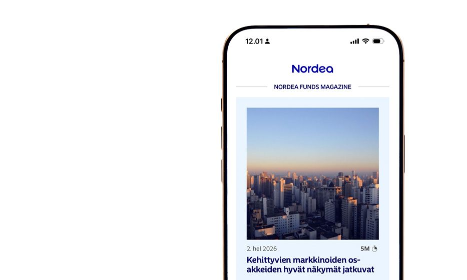 Älypuhelimen näyttö, jossa näkyy Nordea Funds Magazine -sovelluksen etusivu. Näytöllä on kaupunkimaisema korkeista rakennuksista auringonlaskun valossa sekä otsikko sijoitusmarkkinoita käsittelevästä artikkelista.