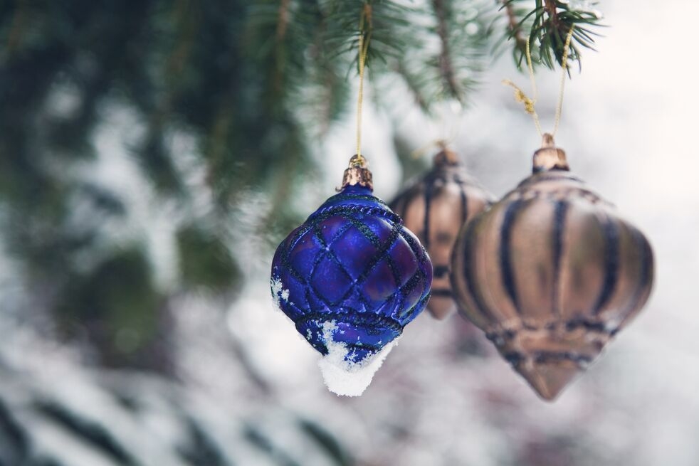 Julgranskulor i en snöig gran