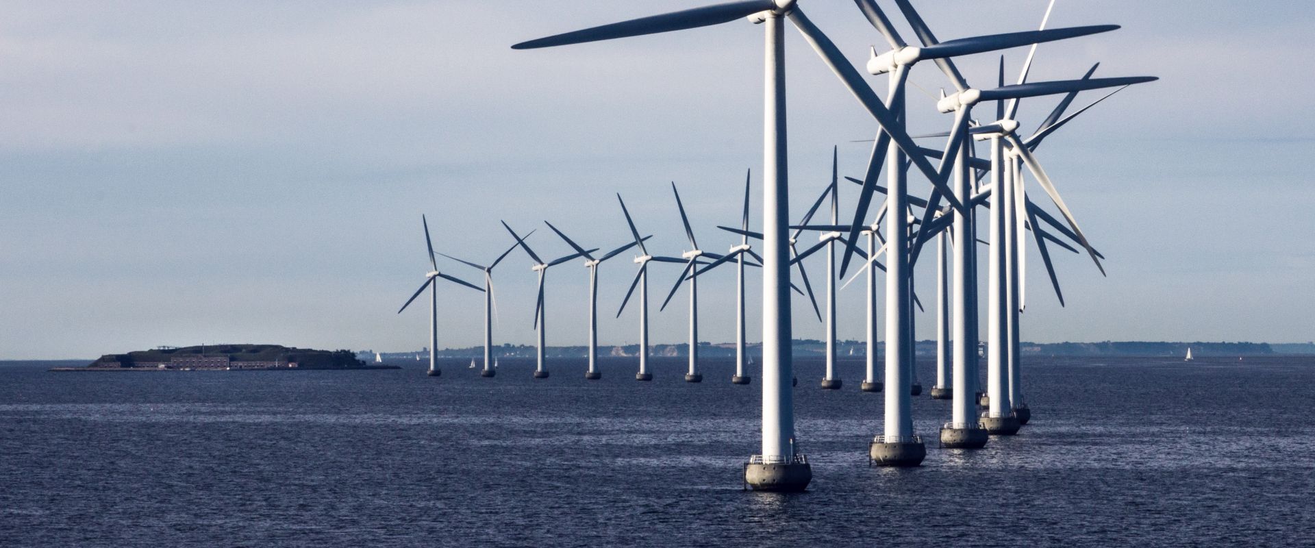 Tuulimyllyjä merellä