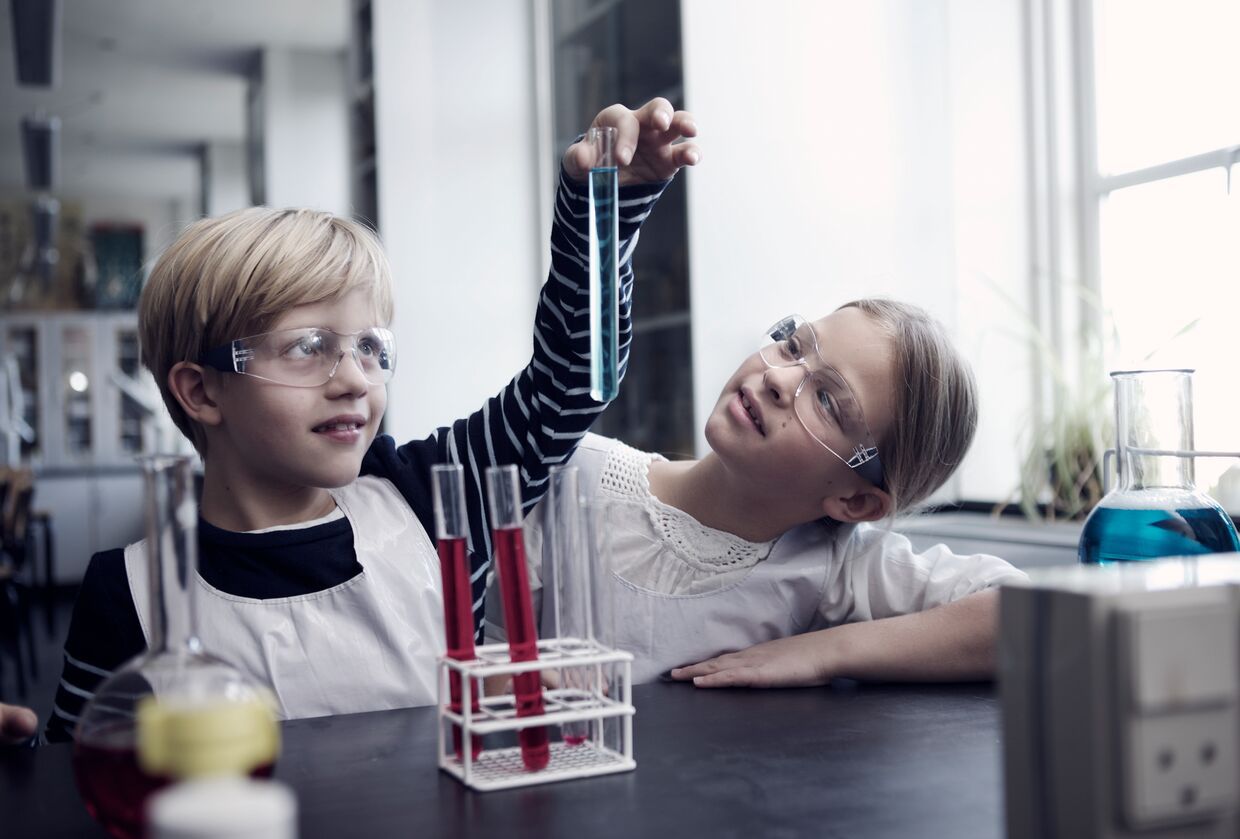 Tyttö_ja_poika_laboratoriossa