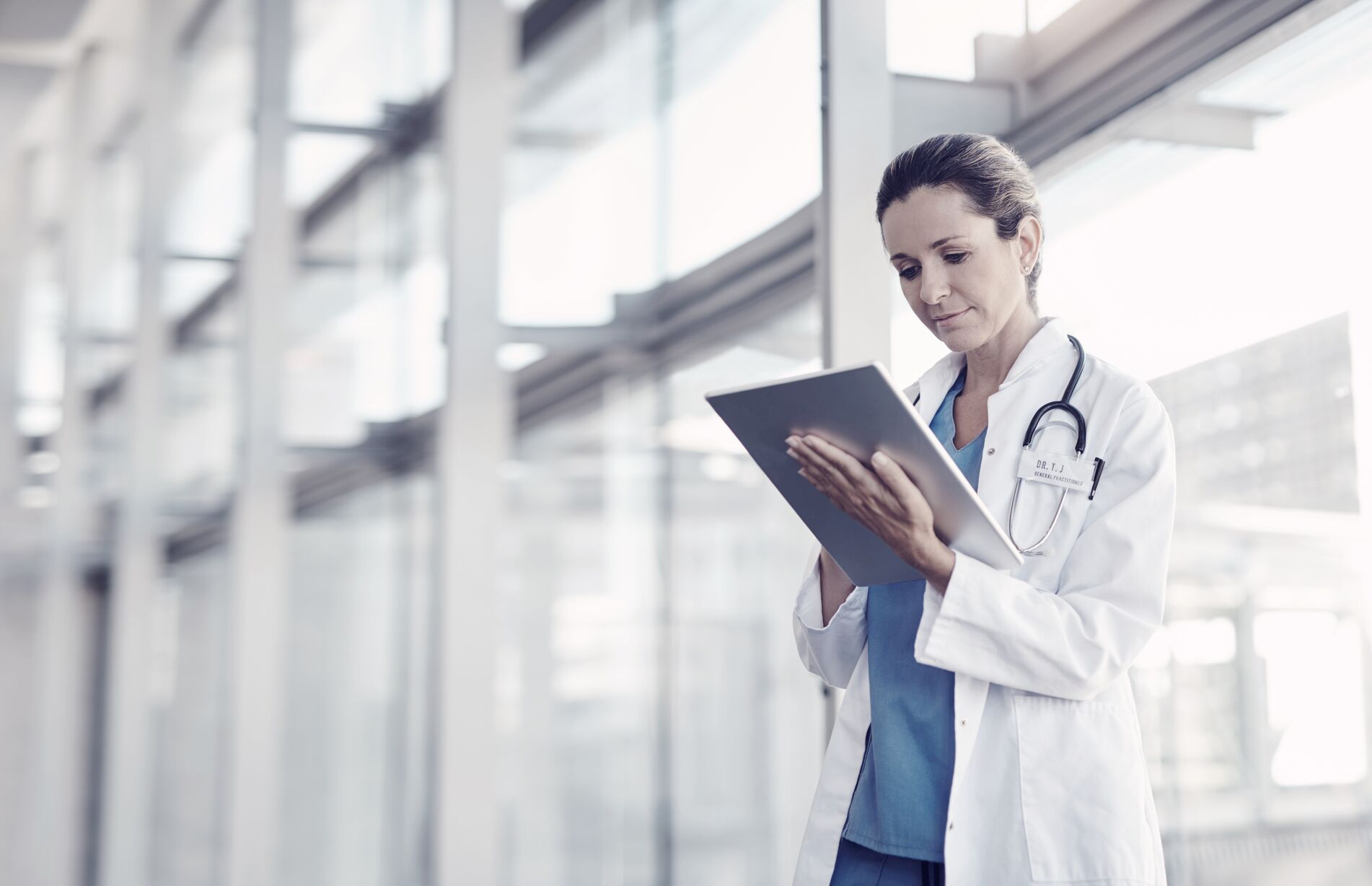 Doctor_lookingascreen