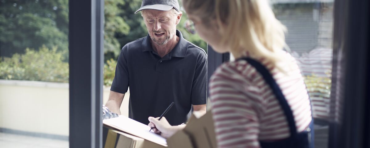 Courrier delivering a parcel