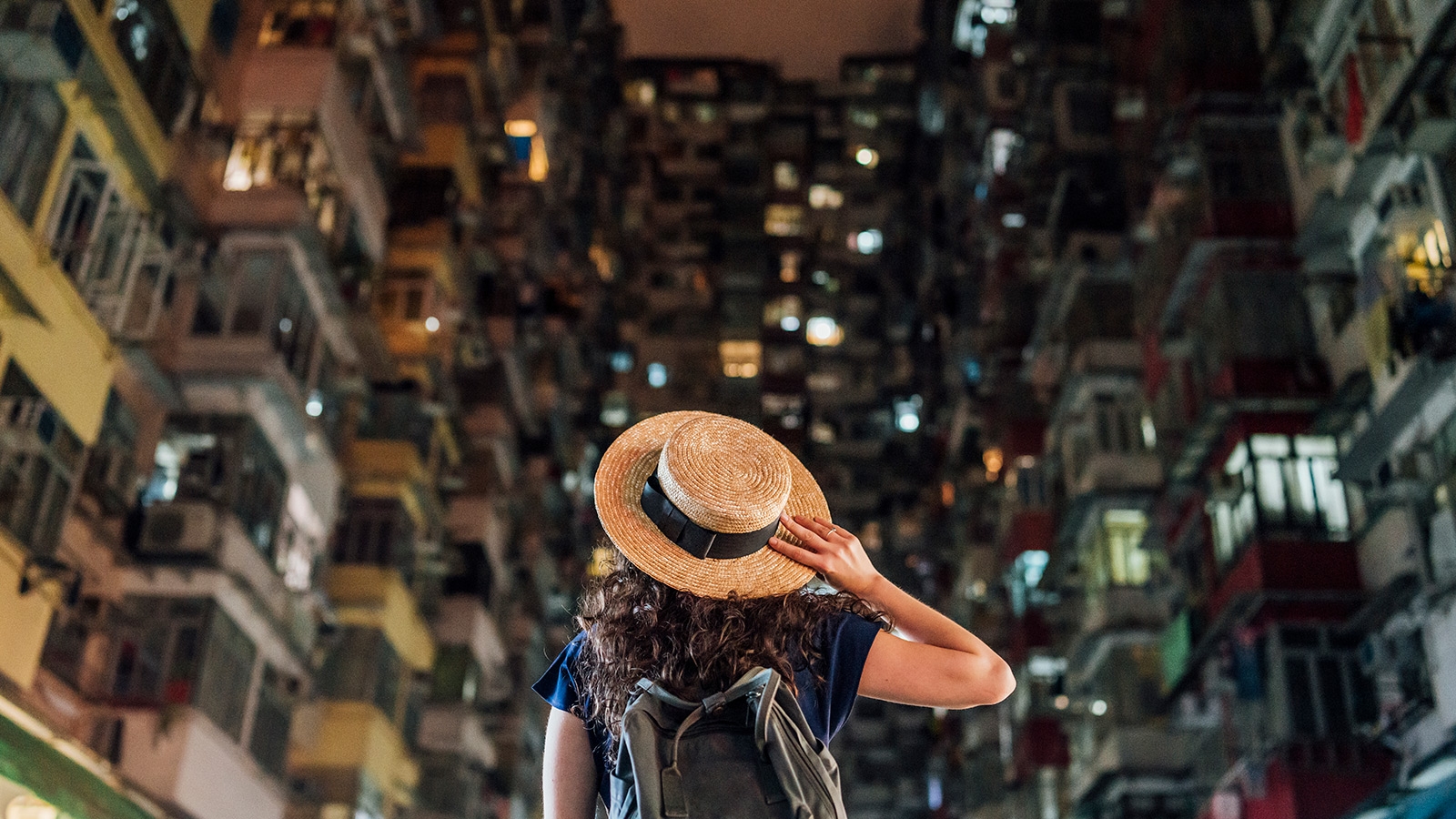 Ung voksen kvinde udforsker Quarry Bay-distriktet i Hong Kong
