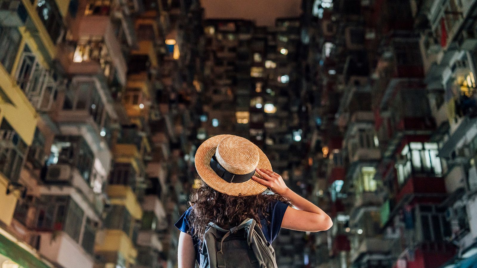 Ung voksen kvinde udforsker Quarry Bay-distriktet i Hong Kong