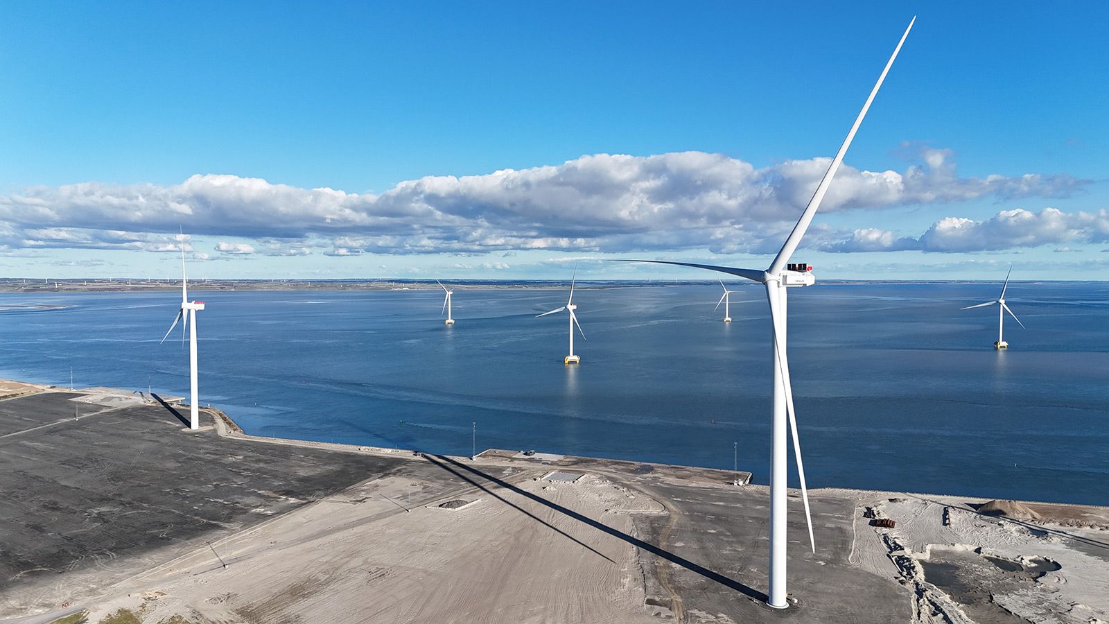 Verdens største folkeejede vindmølle snurrer i Thyborøn, og den kan lave strøm til 18.000 husstande