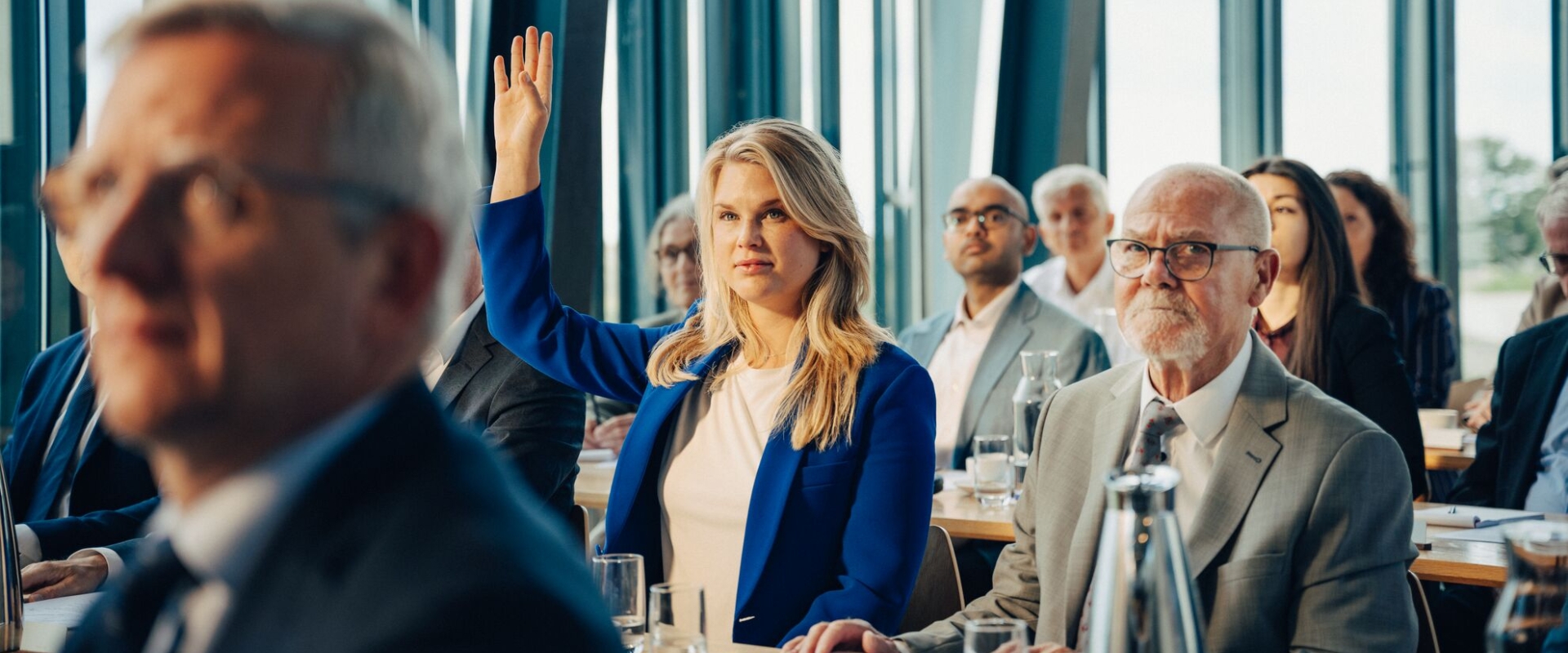 Voting_at_a_meeting