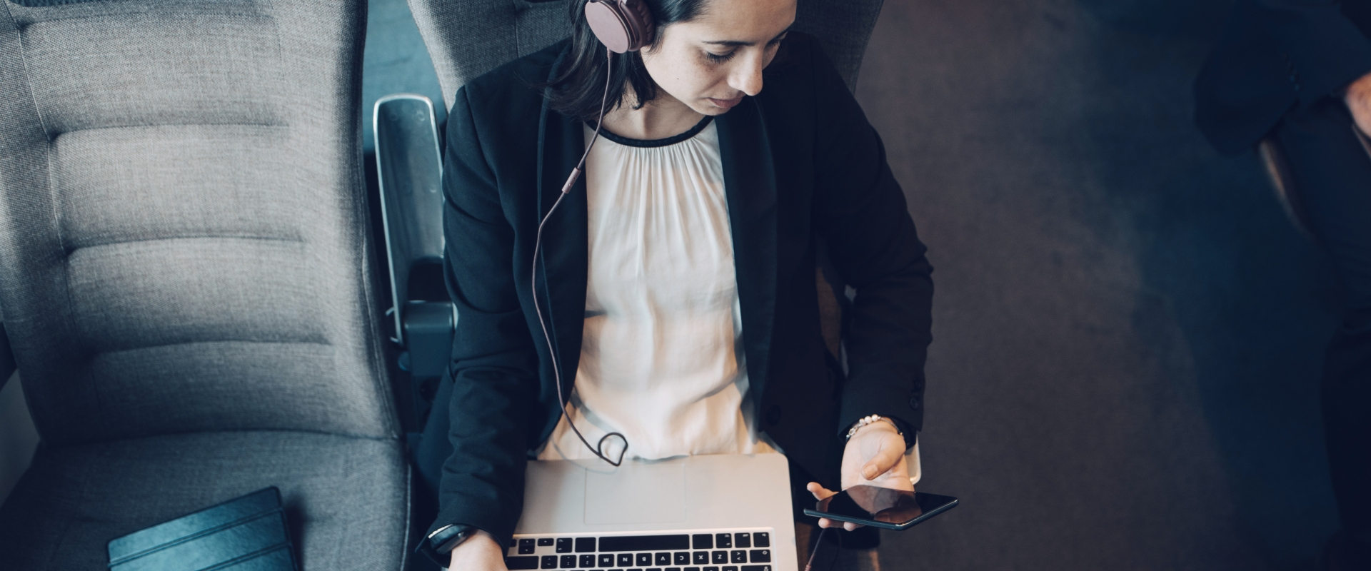 businesswoman-using-various-technologies-while-traveling.jpg