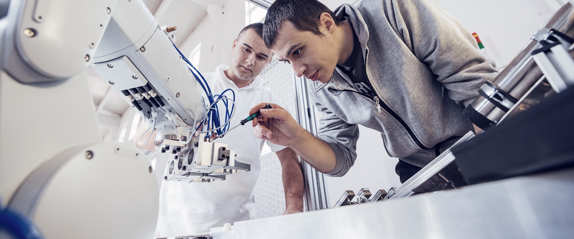 precise-mechanics-on-robotic-arm-in-industry.jpg