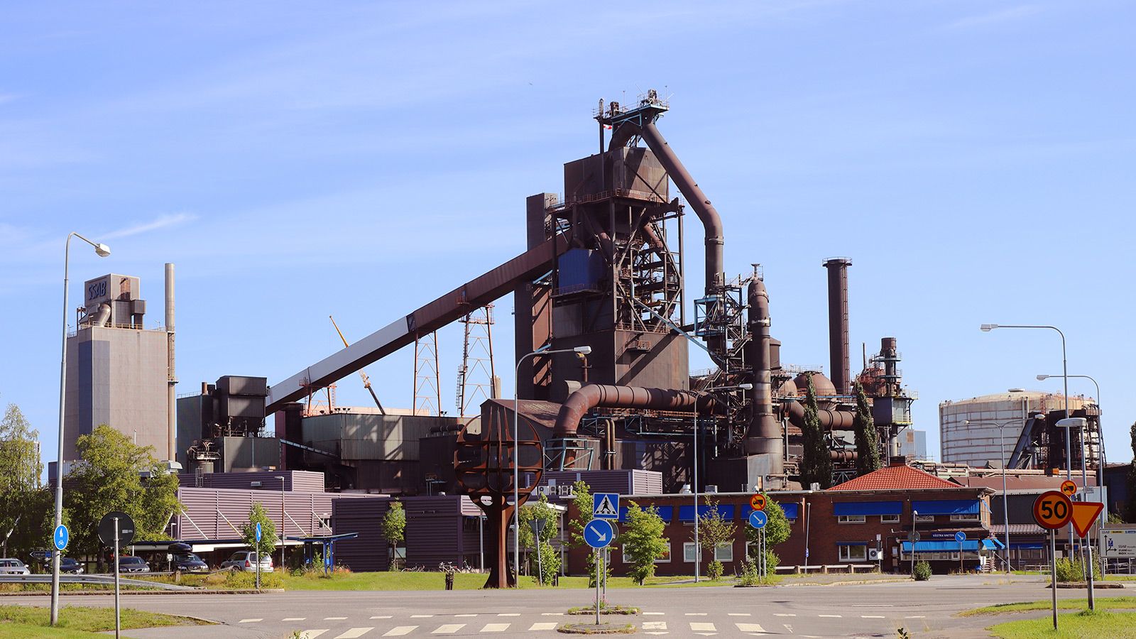 Luleå, Sverige - 24. august 2021: Udsigt over vestporten og højovnen på SSAB stålværk.