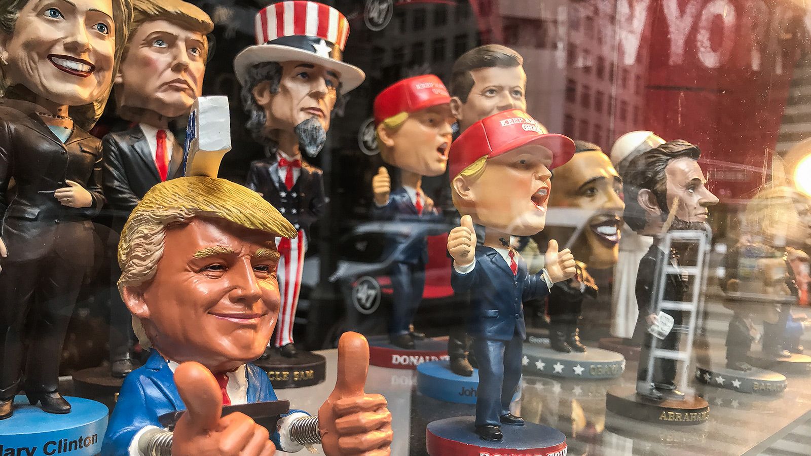 Bobblehead-dukker af forskellige politiske figurer ses i et gavebutikkens vinduesudstilling.