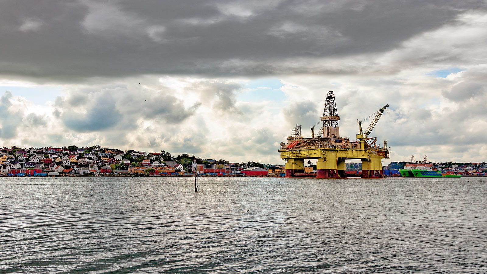 Olieplatform i Sandnes havn på en overskyet dag, Norge.