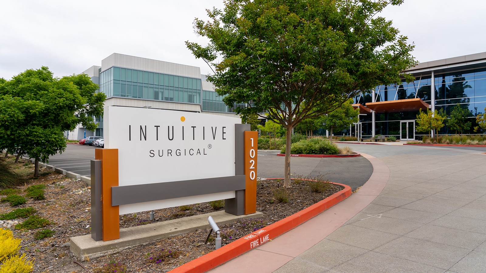Intuitive Surgical-hovedkvarteret i Sunnyvale, Californien, USA - 10. juni 2023. Intuitive Surgical, Inc. er en amerikansk virksomhed, der udvikler, fremstiller og markedsfører robotprodukter.