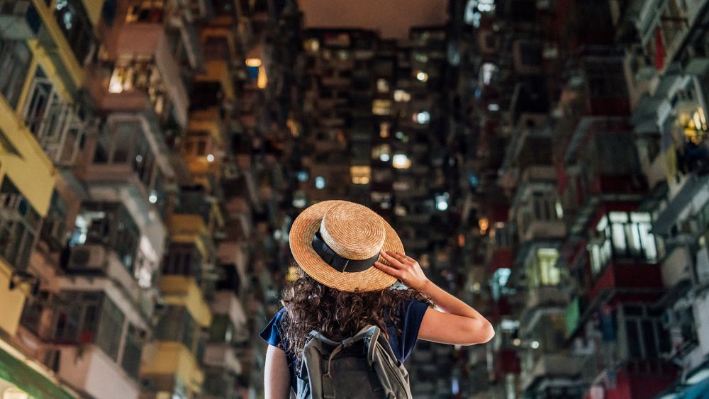 Ung voksen kvinde udforsker Quarry Bay-distriktet i Hong Kong