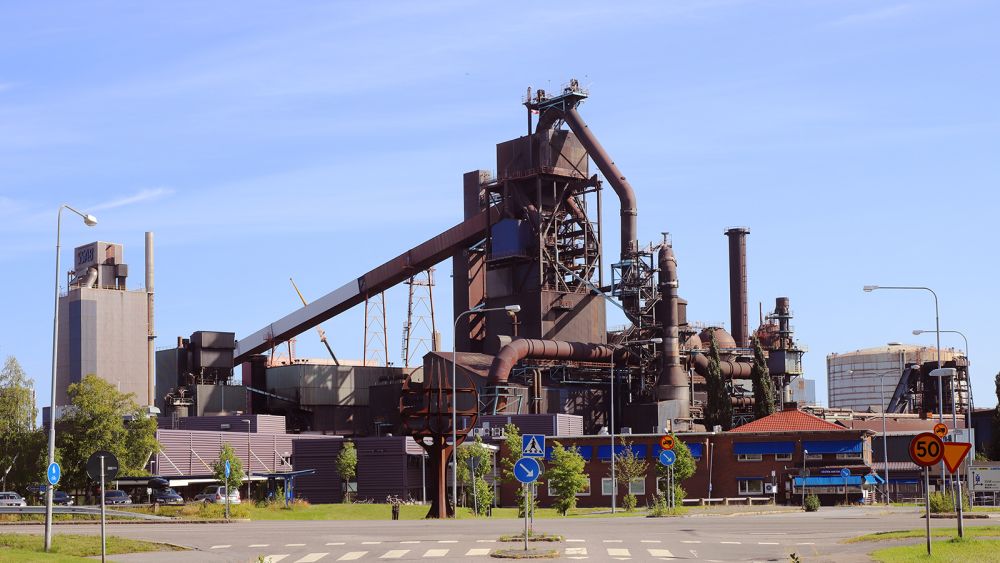 Luleå, Sverige - 24. august 2021: Udsigt over vestporten og højovnen på SSAB stålværk.