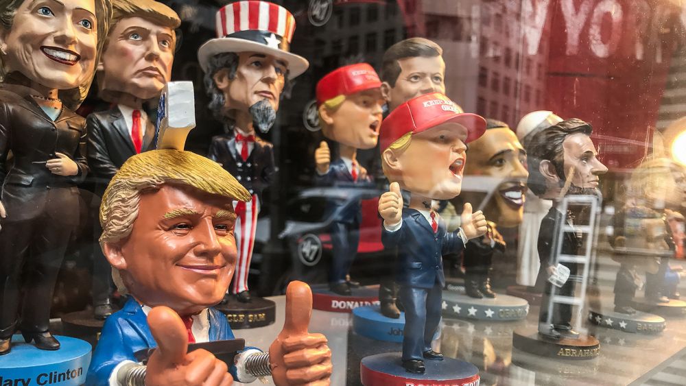 Bobblehead-dukker af forskellige politiske figurer ses i et gavebutikkens vinduesudstilling.