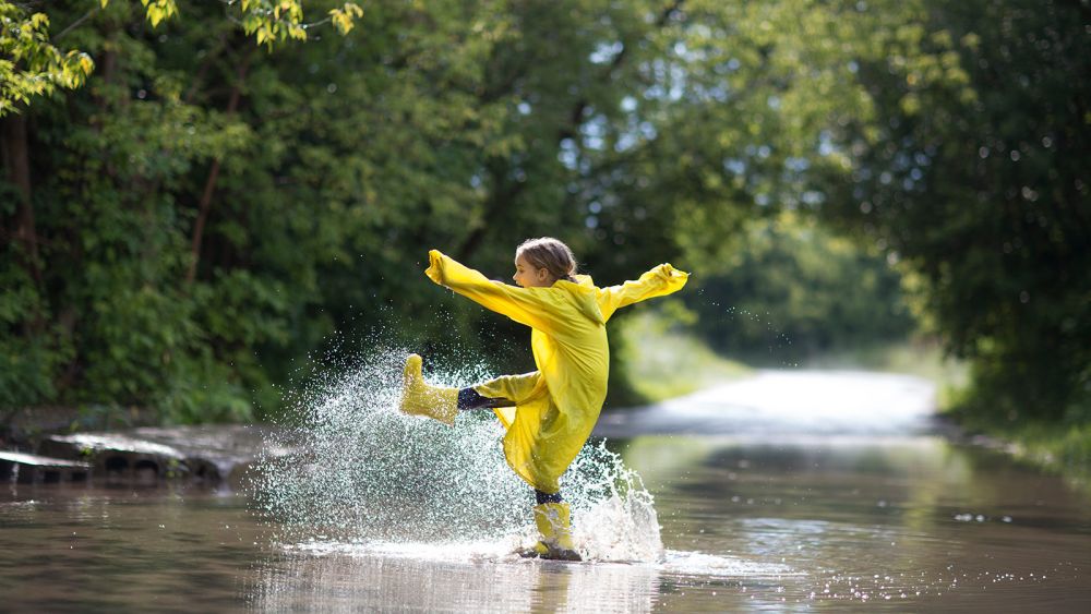 Pige der pjasker i vand